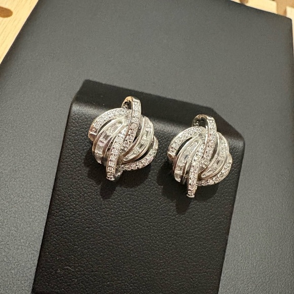 Elegnt stud earrings - Picture 1 of 5